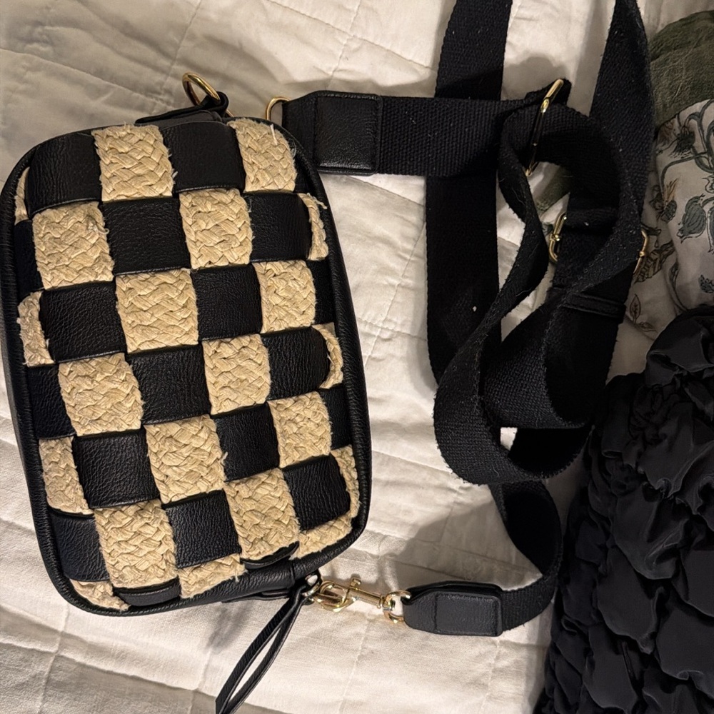 Universal Thread Black and Tan Crossbody Bag
